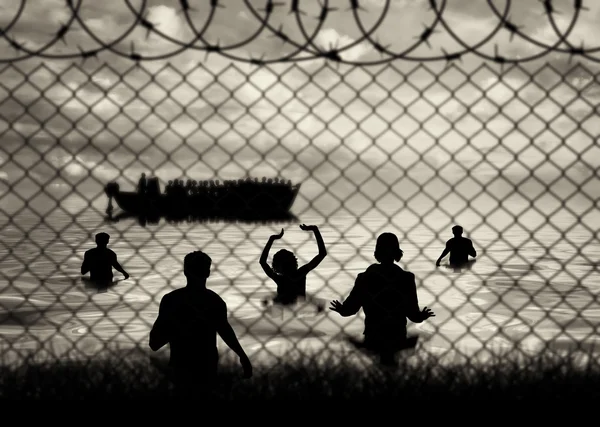 Refugiados nadam até a costa — Fotografia de Stock