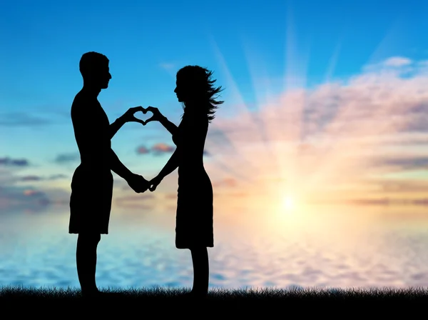 Casal amoroso mostrando símbolo de coração em mãos — Fotografia de Stock