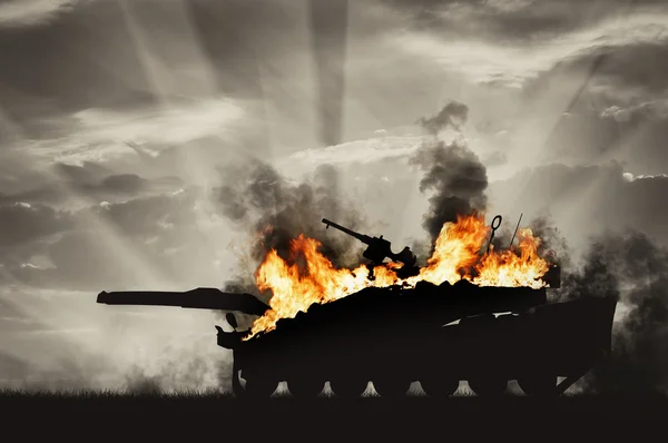 Tanque militar en el fuego y el humo —  Fotos de Stock
