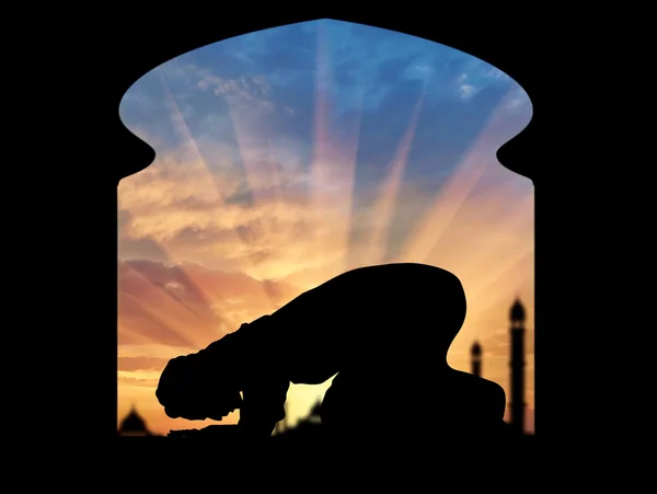 Мусульмане молятся в комнате — стоковое фото