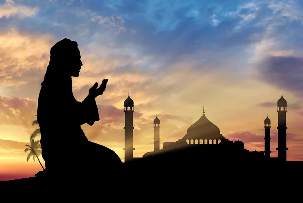 Muslim praying on a background of a mosque — Stock Photo, Image