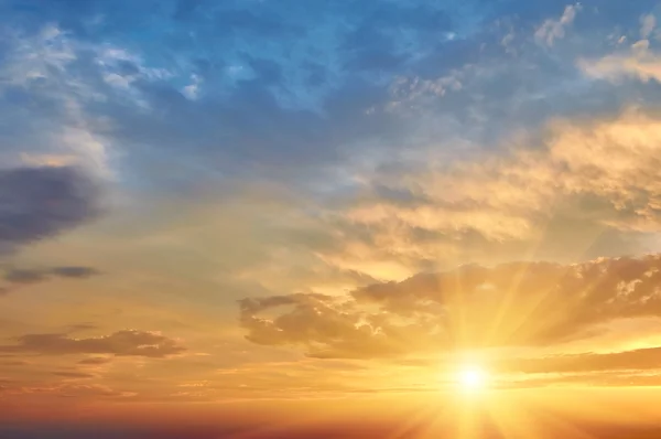 Parlak akşam günbatımı