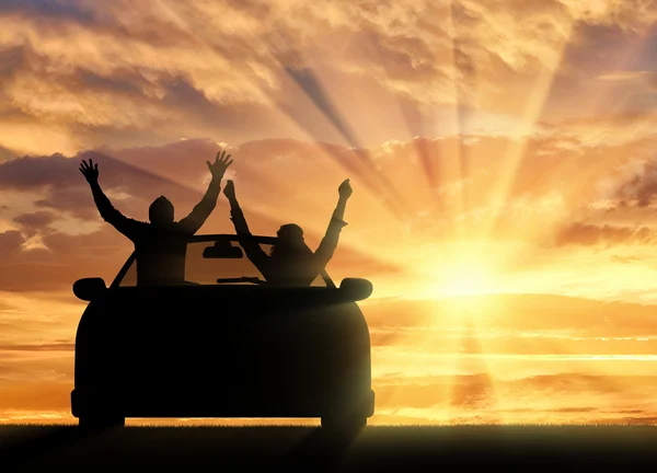 La gente feliz en el coche se encuentra con la puesta de sol — Foto de Stock