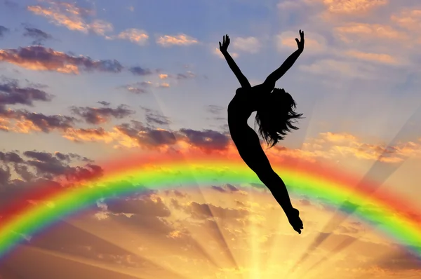 幸福的女人跳附近彩虹 — 图库照片