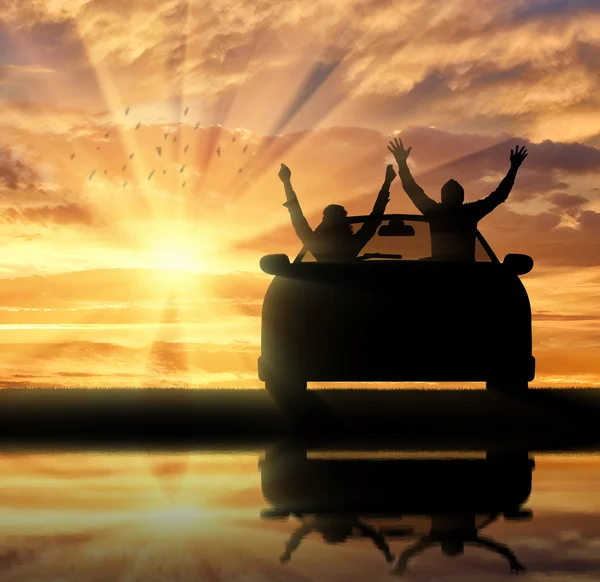 La gente feliz en el coche se encuentra con la puesta de sol — Foto de Stock