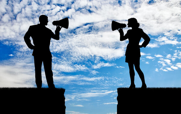 Громкоговоритель в руке, женщины и мужчины
