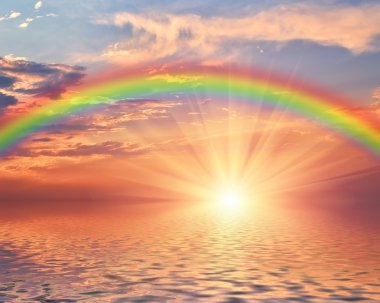 Bir gökkuşağı ile deniz günbatımı