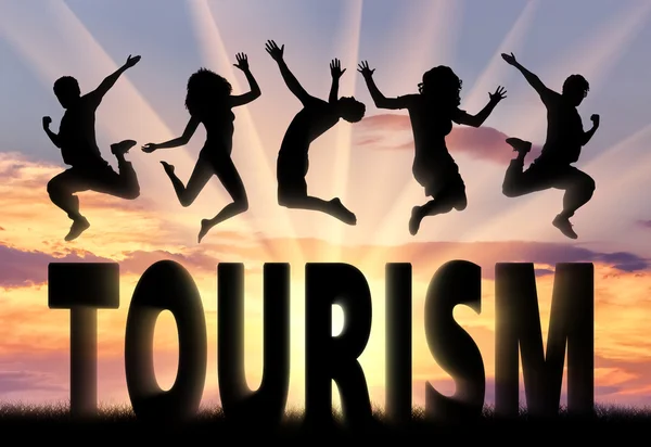 Gente de silueta saltando sobre la palabra turismo — Foto de Stock