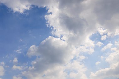 Bulutlu açık gökyüzü