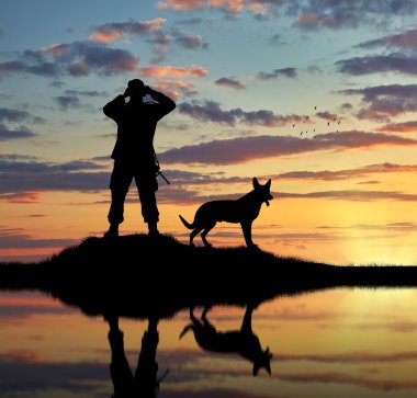  Bir köpek ve bir askerin siluet