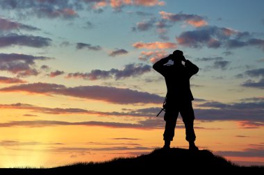 Dürbün ile seyir askerin siluet 