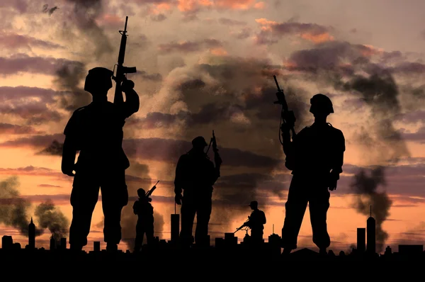 Silhouetten van soldaten met wapens — Stockfoto