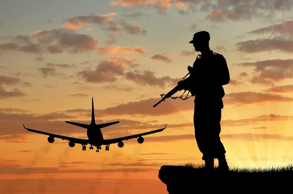 Silhouette of a soldier and an airplane — Stock Photo, Image