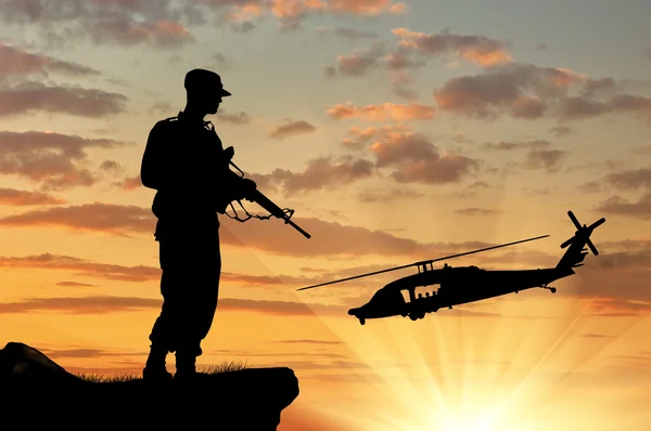 Silhueta de um soldado e helicóptero — Fotografia de Stock