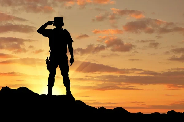 Silhuetten av en soldat saluter — Stockfoto