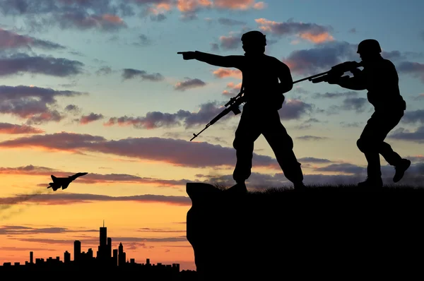 Silhouette of two soldiers with guns — Stock Photo, Image