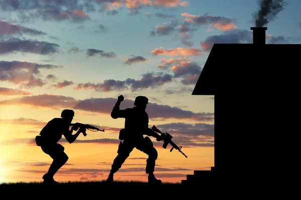 Silhouette of a soldier on the exploration — Stock Photo, Image