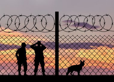 Askeri bir köpekle silüeti