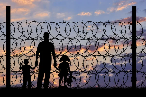 Silhouet van een familie met kinderen vluchtelingen — Stockfoto