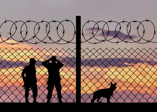 Silueta de los militares con un perro — Foto de Stock