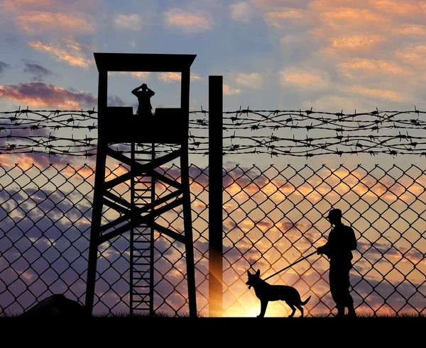 Guarda de segurança com cão na fronteira — Fotografia de Stock