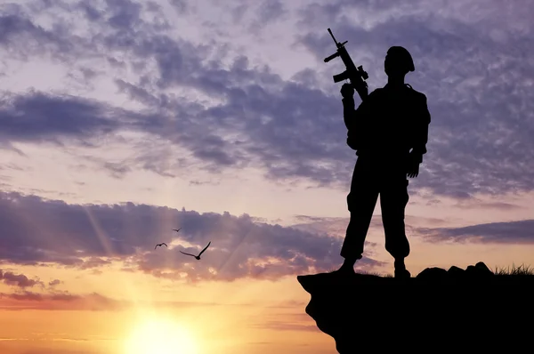 Silahlı bir askerin siluet — Stok fotoğraf