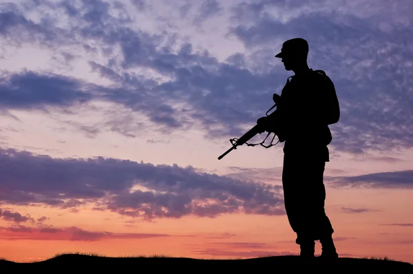 Silhouette di soldato con una pistola — Foto Stock