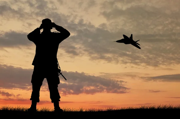 Silhouette di un soldato e un aeroplano — Foto Stock