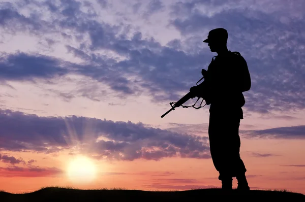 Silhouette de soldat avec un pistolet — Photo
