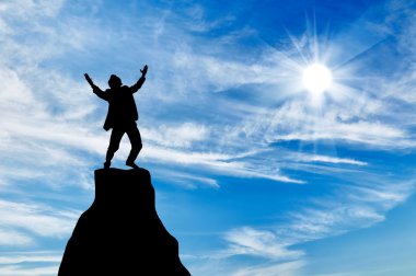 Bir adam dağın doruğuna silüeti 