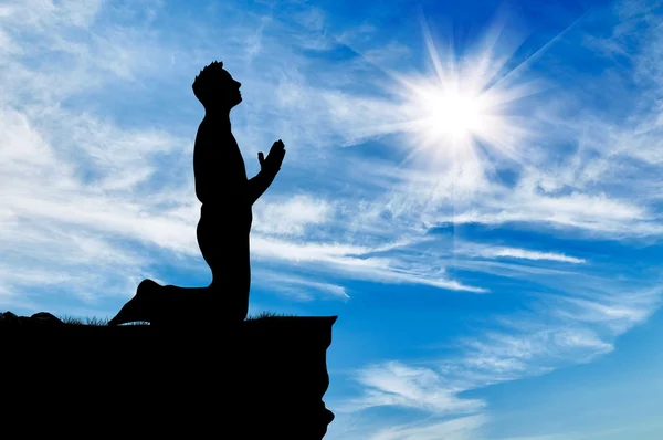 мужчина стоит на коленях. мужчина с распростертыми руками. колено. женщина молится на коленях. поднимаю руки стою на коленях.