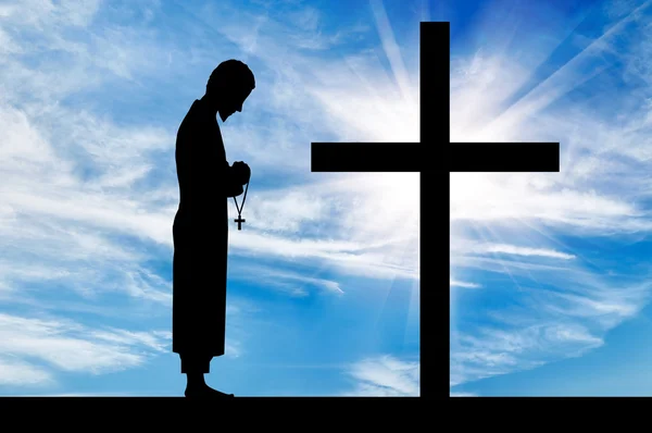 Silhouet van priester en kruis — Stockfoto