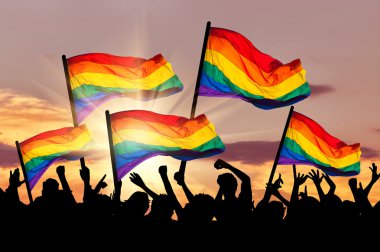 Bir geçit töreni gey ve lezbiyenlerin silüeti 