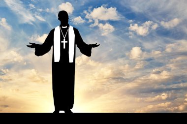 Rahip siluet akşam gökyüzü karşı dua