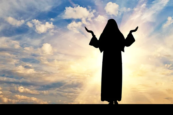 Silhouette of nuns against the evening sky — Stock Photo, Image