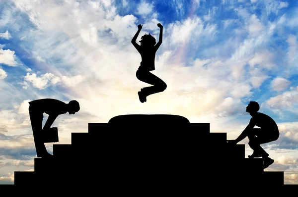 Silueta una mujer de negocios feliz en un salto — Foto de Stock