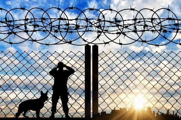 Silhouette eines Grenzsoldaten mit Hund — Stockfoto