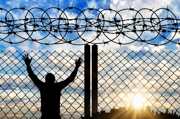  Bir mülteci çit yakınındaki silüeti