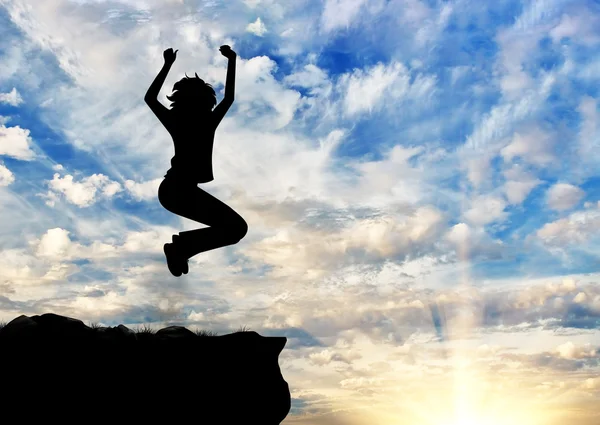 Silhouette einer glücklichen Geschäftsfrau springt — Stockfoto