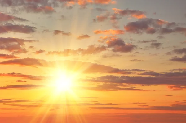 Pôr do sol dourado com raios solares — Fotografia de Stock