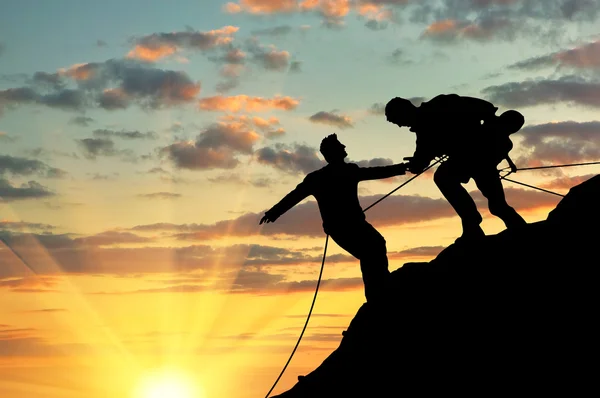 Silhueta de dois alpinistas — Fotografia de Stock