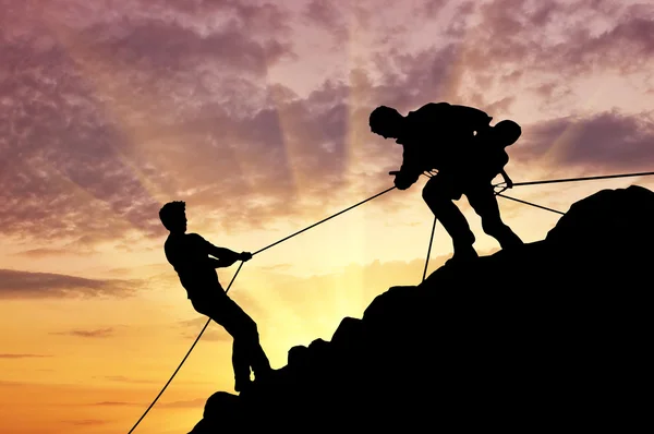 Силуэт двух альпинистов — стоковое фото