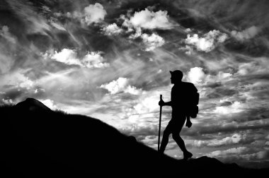 Siluet dağcı dağın artan 