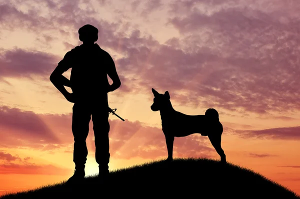 Silhouette of soldiers with weapons and dogs — Stock Photo, Image