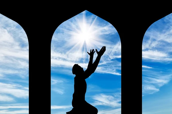 Silhouette of man praying at the Town Hall — Stock Photo, Image