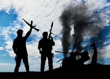 Silhouette teröristler ve helikopter havaya