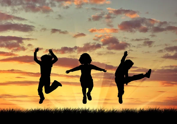 Силует щасливі діти стрибають — стокове фото