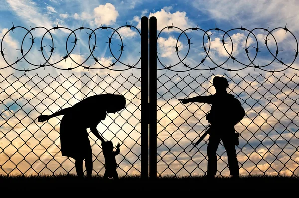 Silhouette réfugiée mère avec un bébé — Photo