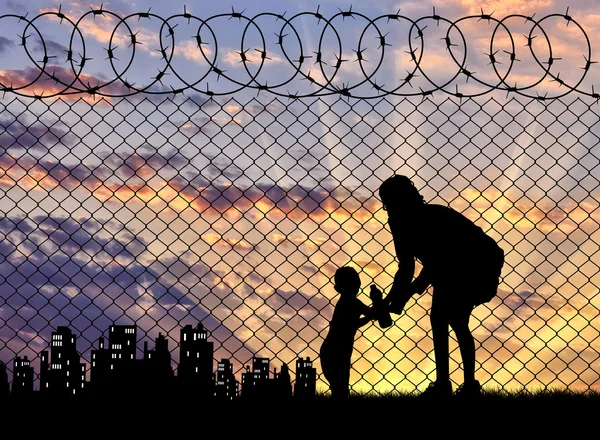 Silhouette Flüchtlingsmutter mit Baby — Stockfoto