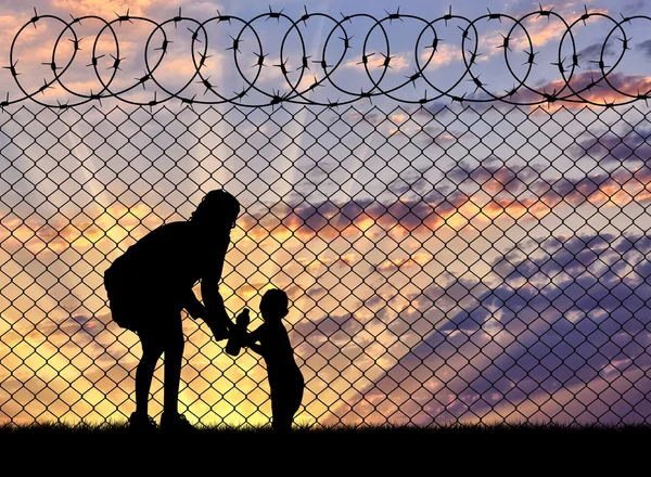 Silhouette mother with child refugees — Stock Photo, Image